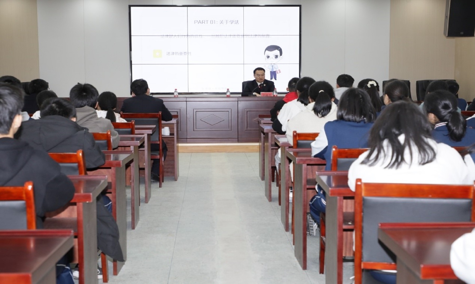 1645785595743024.jpg 谢雄青检察长在东源中学授课.jpg